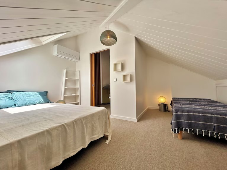 Chambre mansardée à l'étage
