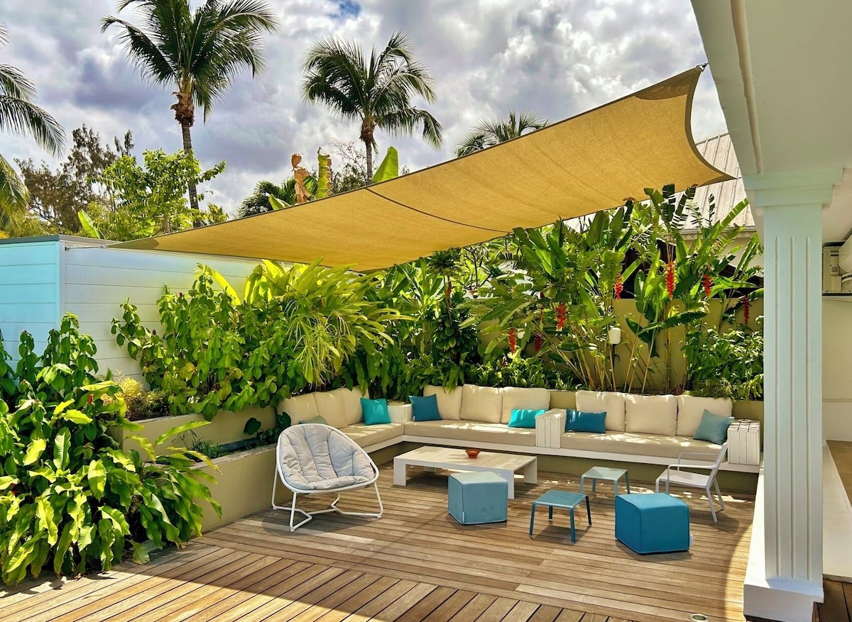 Terrasse couverte et coin détente de la villa